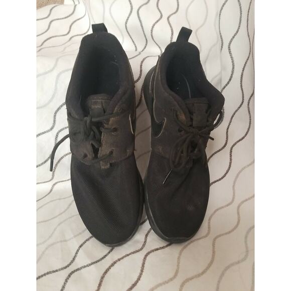 Nike Roshe One shoes Girls Youth Black Sneakers Size 3 Y - Picture 3 of 11